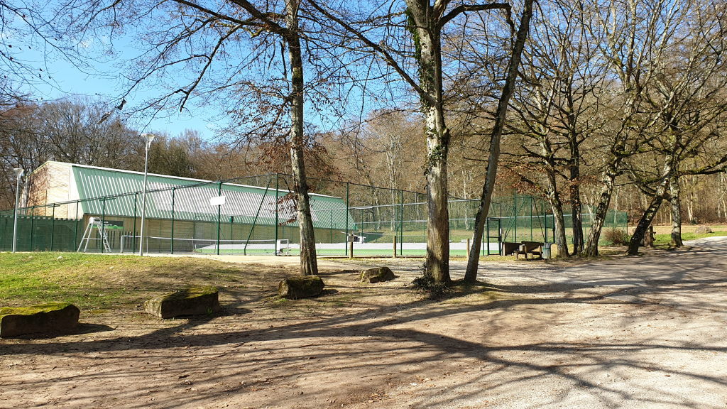 Le Tennis Club de Bourron-Marlotte dans son environnement boisé